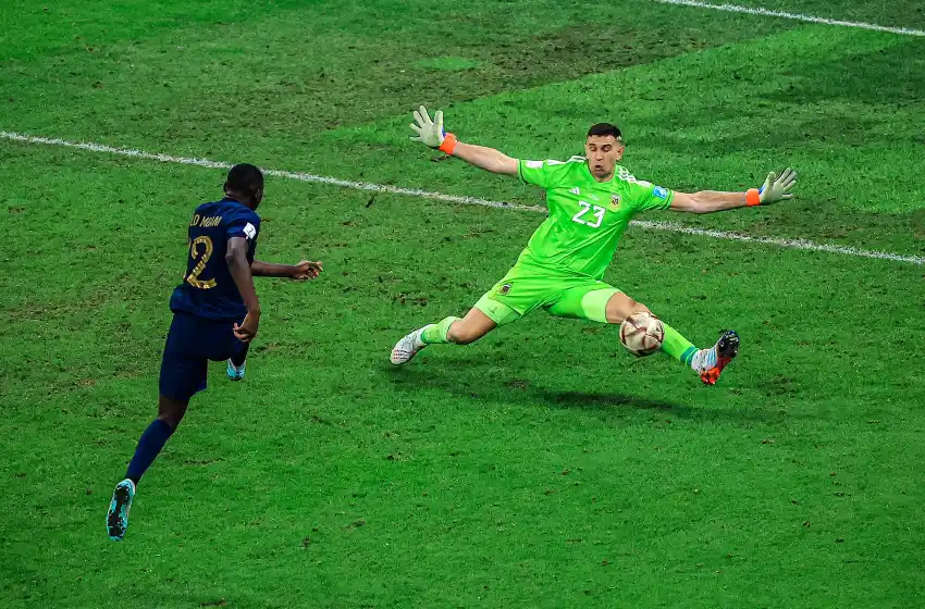 "Pepé" Santoro: “La de Dibu Martínez fue la atajada del Mundial”