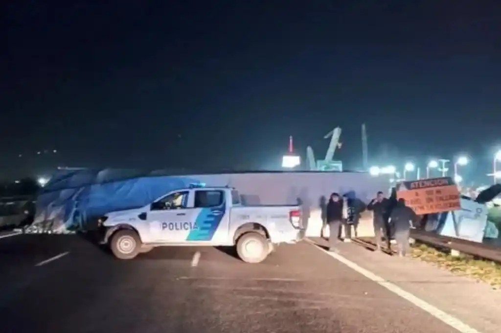 Un camión volcó en la autopista Panamericana y murió el chofer