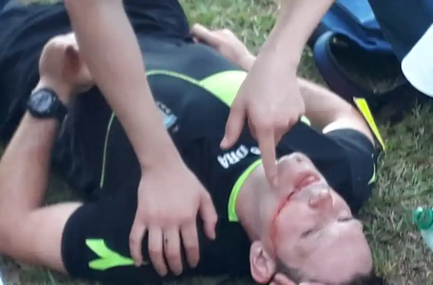 Terrible agresión de un jugador a un árbitro en Misiones
