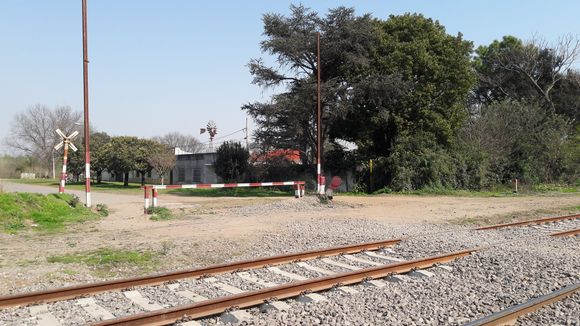 Preparan proyecto de túnel bajo vía para la reapertura del paso a nivel de la escuela 10