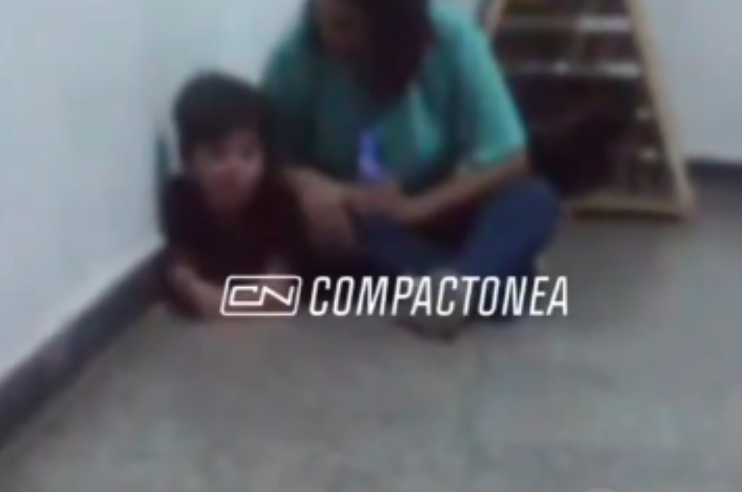 Videos que se viralizaron en redes sociales muestran a la directora castigando y empujando a un niño.