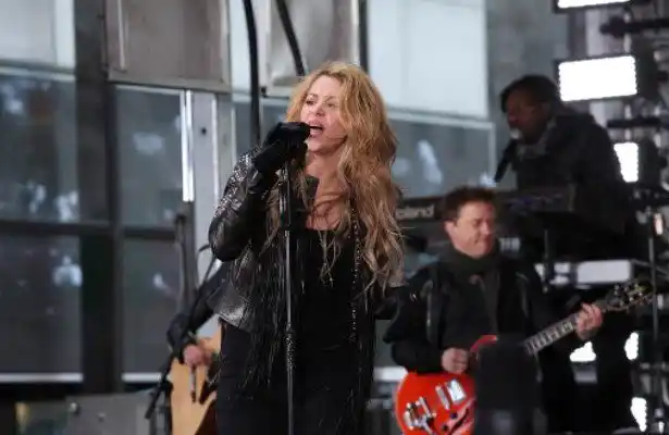 Shakira se quita el guayabo bailando salsa con Nick Jonas (video)