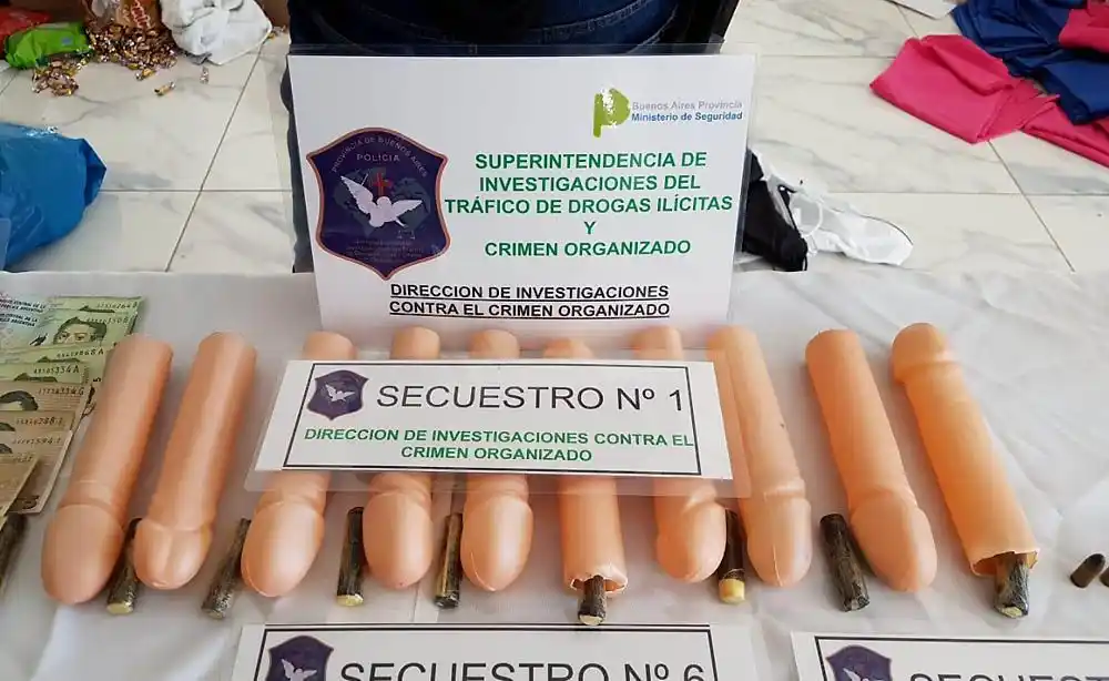 Cayó banda que escondía cocaína en cotillón con forma de pene