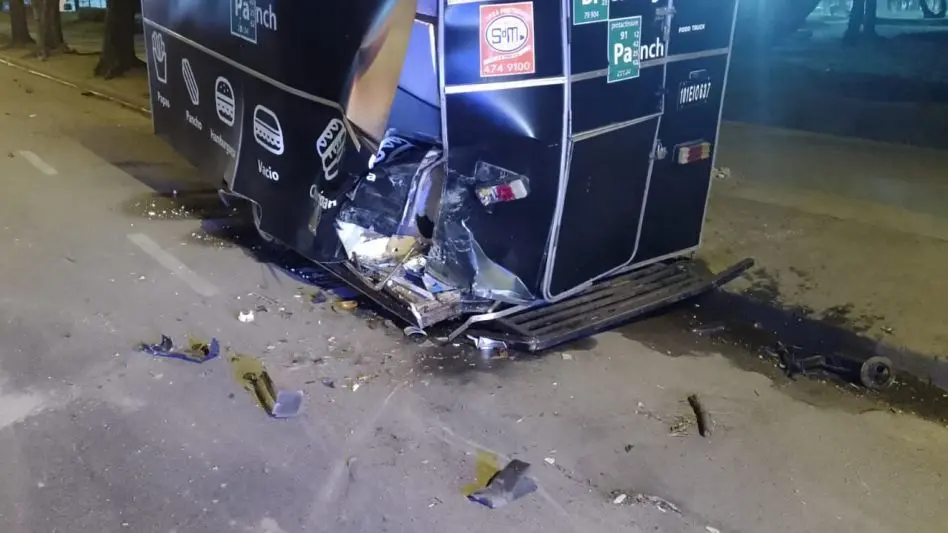 Borracho, impactó su vehículo contra un foodtruck