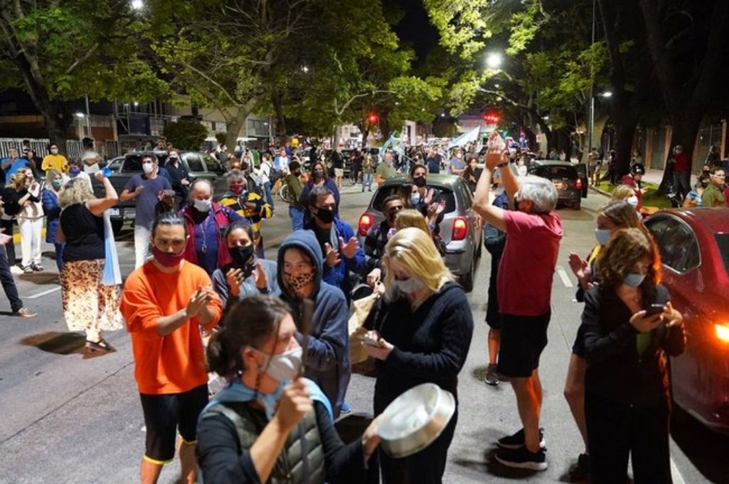 Cacerolazo y protesta en Olivos tras las restricciones anunciadas por Fernández