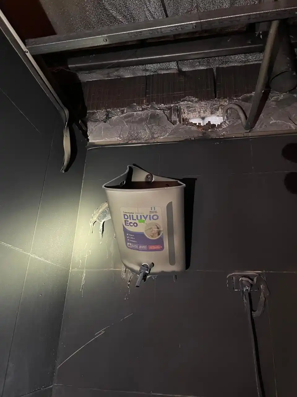 Enorme susto en un comercio rafaelino: se prendió fuego un calefón eléctrico y tuvieron que ir los Bomberos