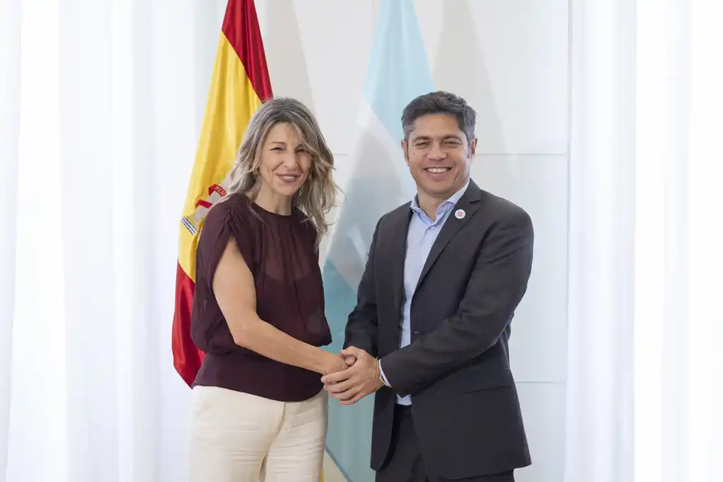 Axel Kicillof posa en la foto oficial junto a la vicepresidenta segunda de España, Yolanda Díaz.