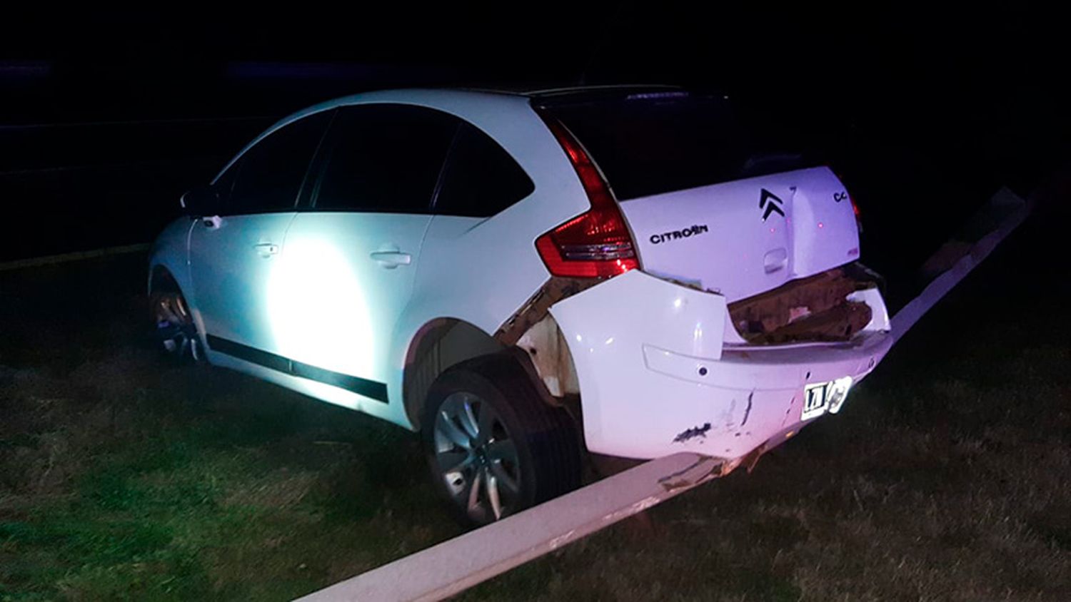 Un conductor perdió el control de su auto y chocó contra guardarrail en Autovía 12