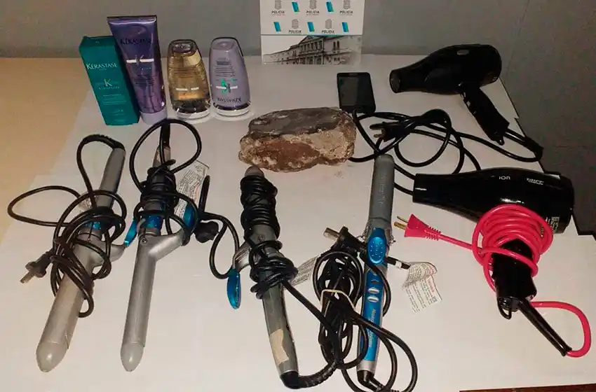 Roban peluquería, pero atrapan a uno con bucleras, secadores y 4 cremas para el pelo