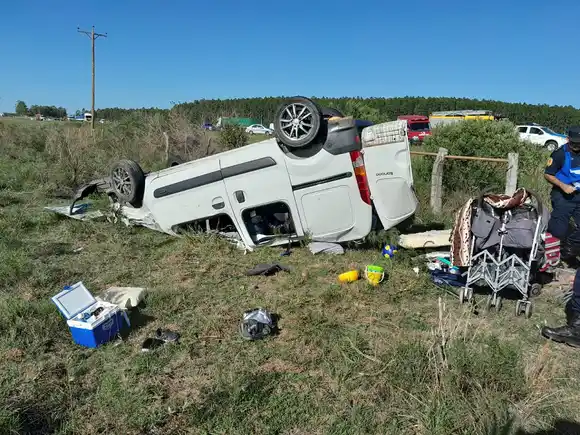 Una mujer falleció en el vuelco de un utilitario sobre la autovía Artigas