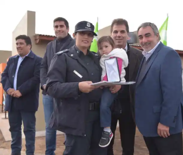 Trenque Lauquen: Ritondo entregó viviendas y móviles a la policía local