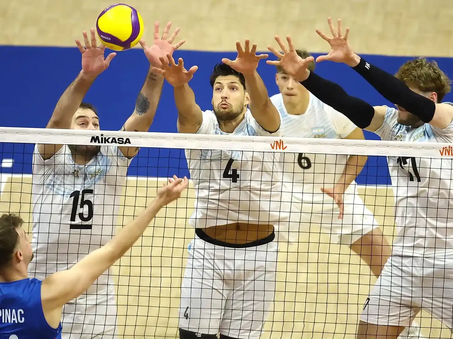 Argentina fue de menor a mayor en la derrota 3-1 contra Serbia en el debut. Foto:@Voley_FeVA