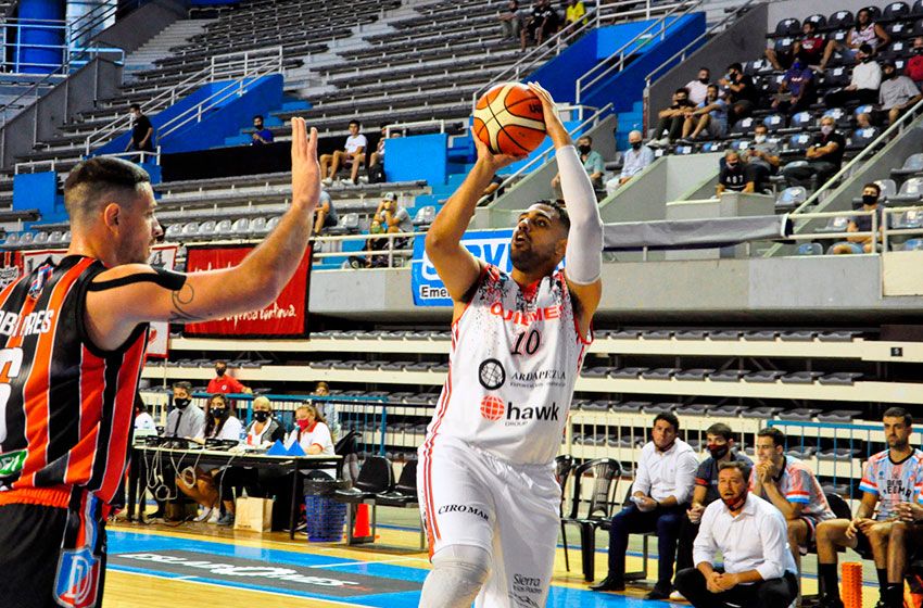 Triunfó en otro final cerrado y pone en juego el invicto con Atenas