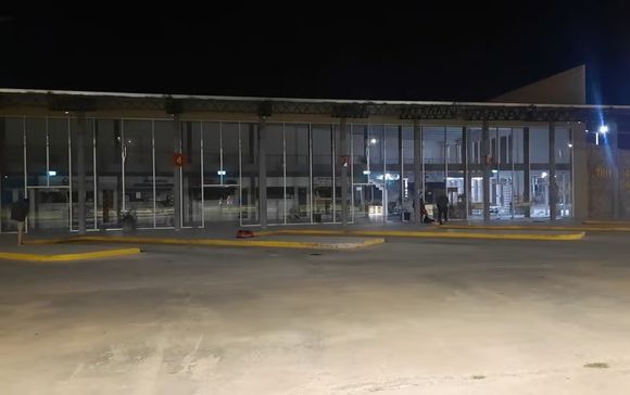 La Nueva Terminal por las noches: cerrada y completamente a oscuras