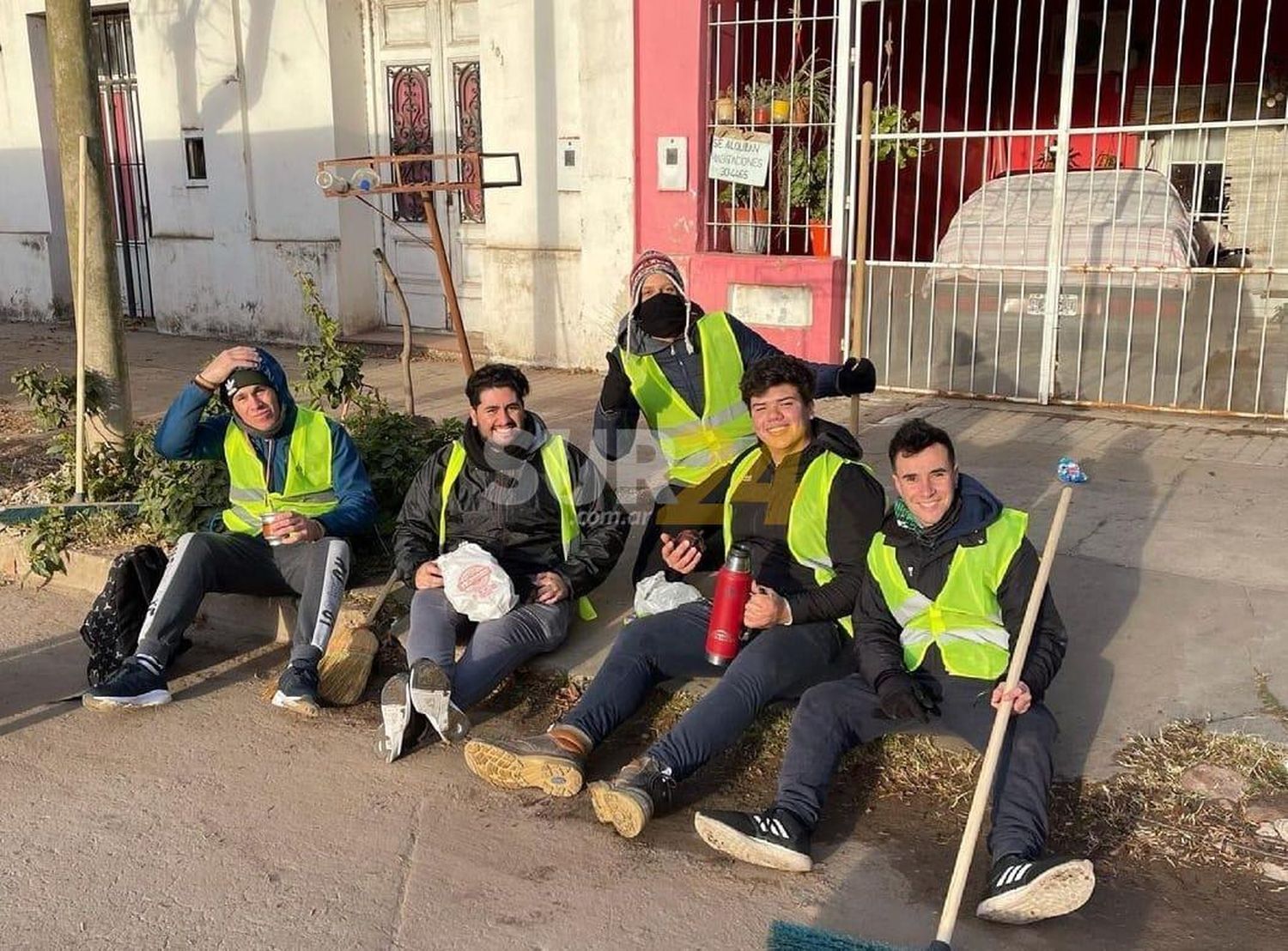 Por incumplir las restricciones, jóvenes cañaseños cumplen tareas comunitarias