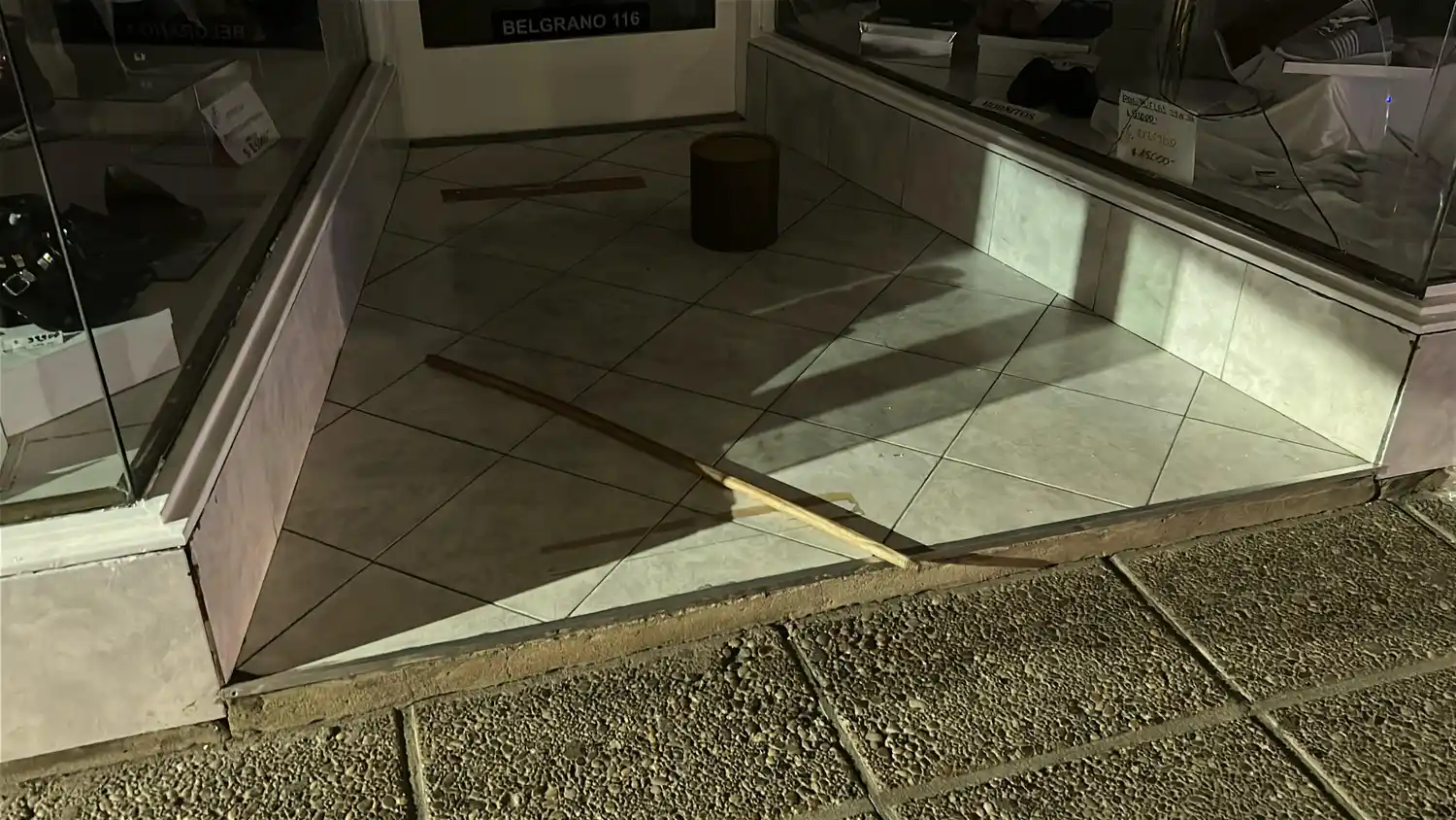 Robo en Zapateria Martita, en pleno centro de Rafaela | Crédito: RADIO RAFAELA - 2