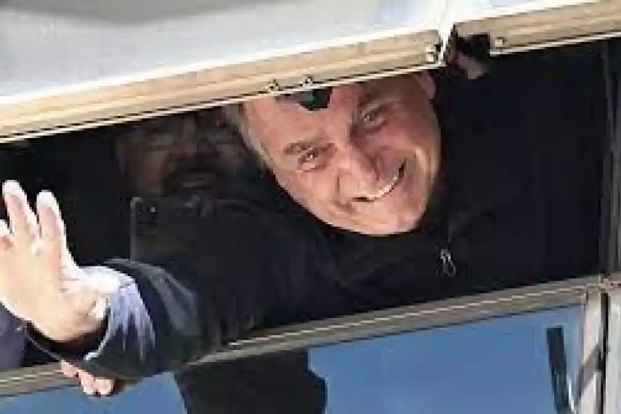 Bolsonaro regresó a Brasil, donde convivirá con la política y las causas judiciales 