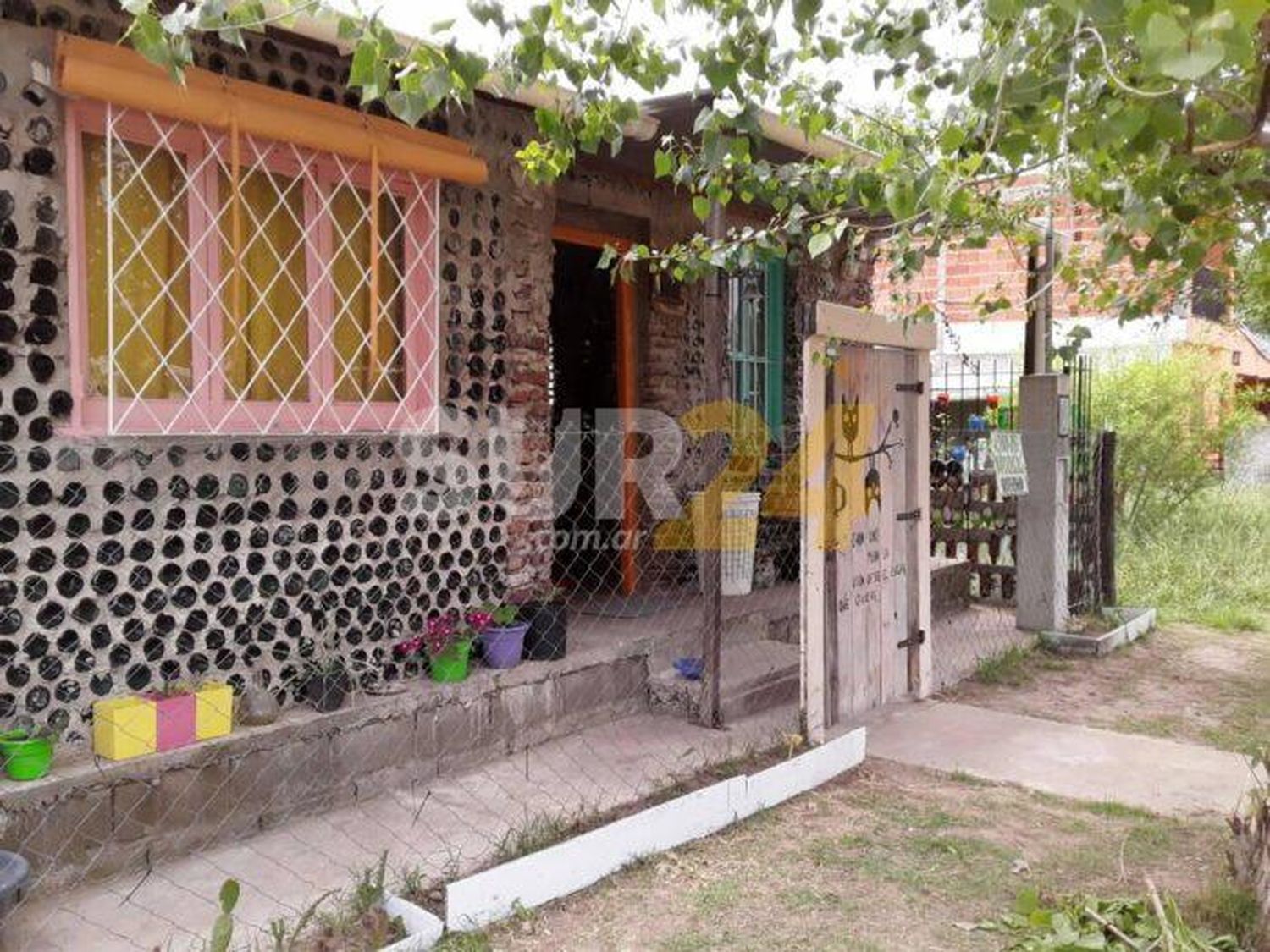 Rufino: una maestra jubilada construyó su propia casa con botellas de vidrio