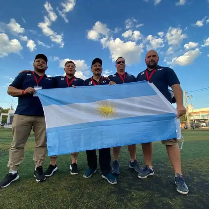 El equipo argentino, con el tandilense Salvador Bustos.