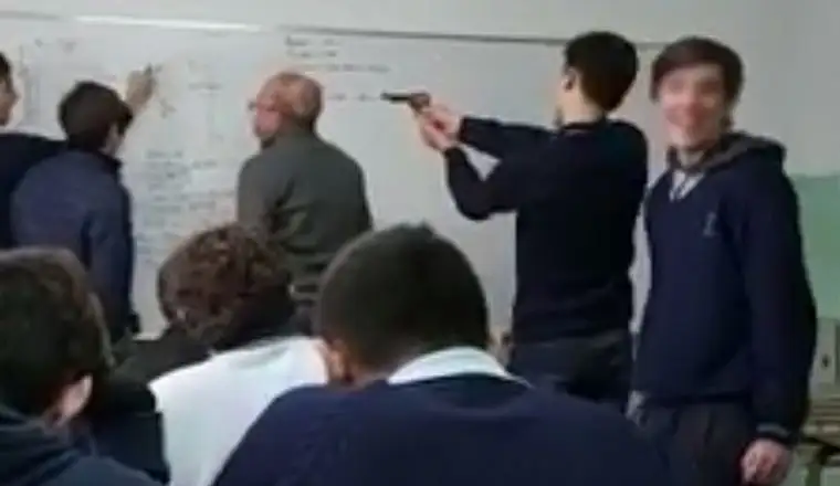 Alumnos le apuntaron con un arma en la cabeza a un profesor en plena clase
