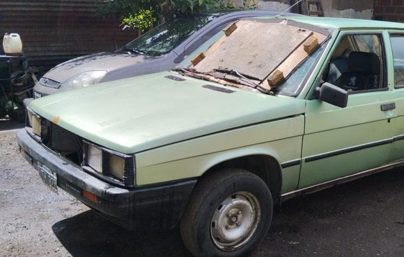 A los tiros en el centro: el Renault 11 también fue secuestrado y tiene el parabrisas estallado