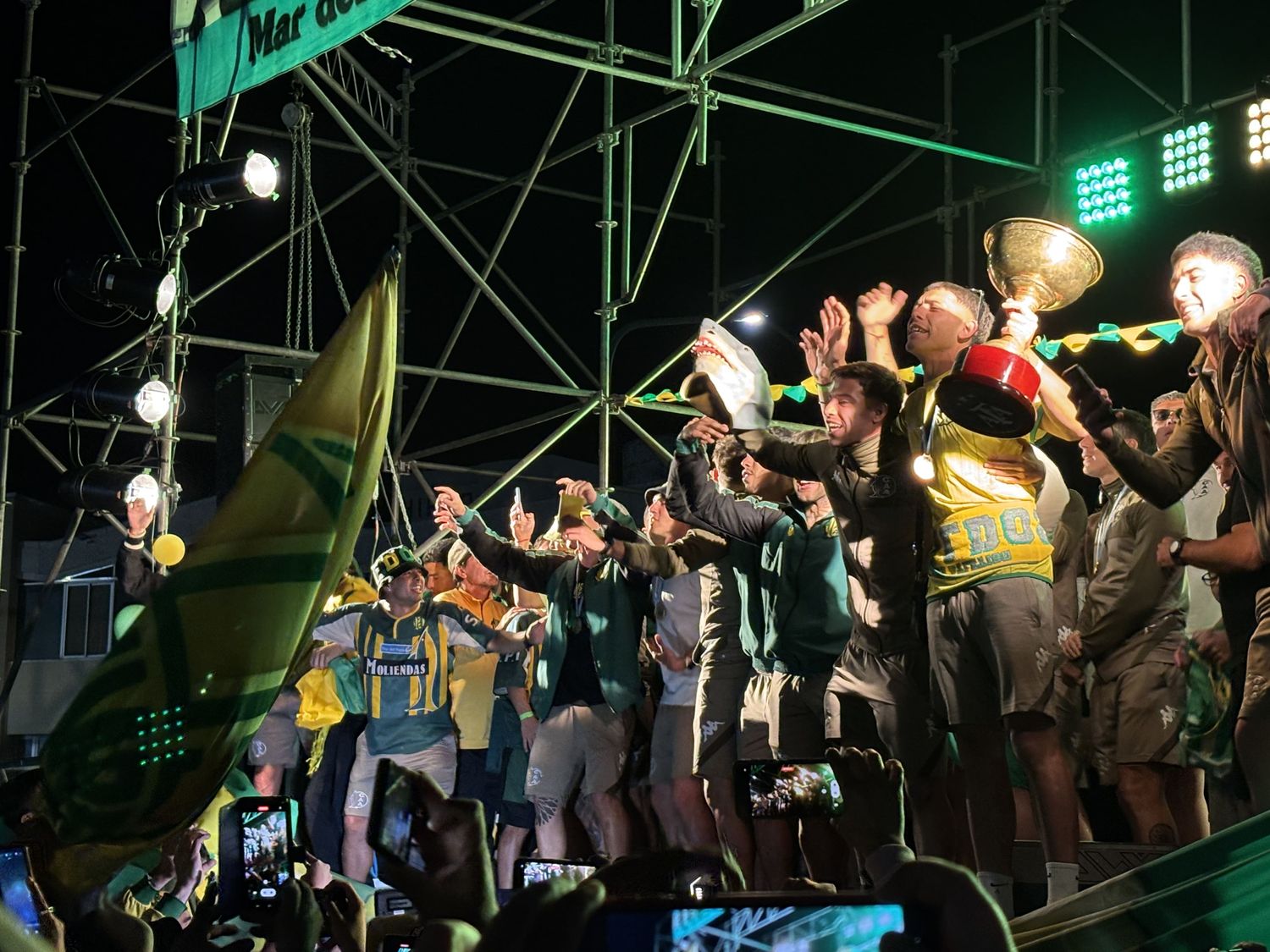 Los festejos siguieron: Aldosivi alzó la copa en la banquina con una multitud de por medio