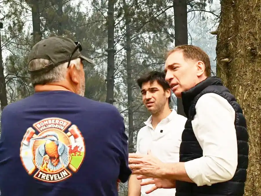 Santilli recorrió la zona afectada por los incendios en Chubut: anunciaron una recompensa de $50 millones