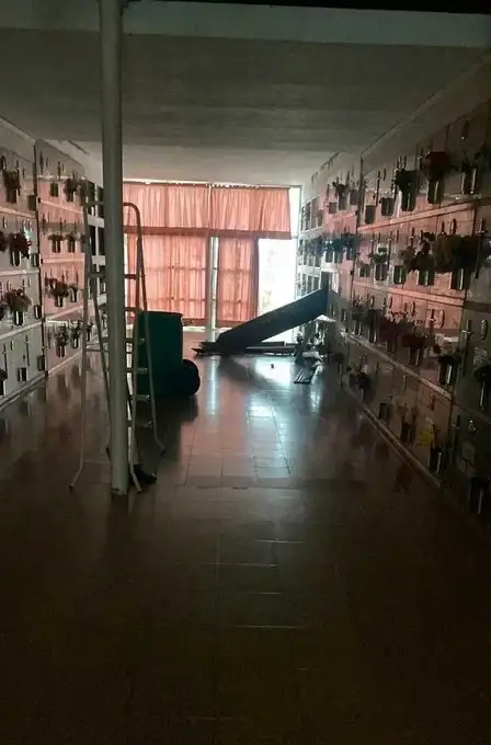 Sorpresa y conmoción en la región: vandalizaron el cementerio, sacaron los ataúdes y los tiraron al piso - 1
