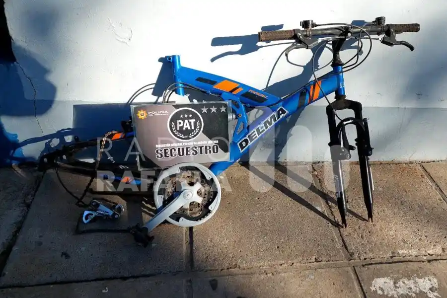 Sin las ruedas ni el asiento: encontraron un cuadro de bicicleta abandonado