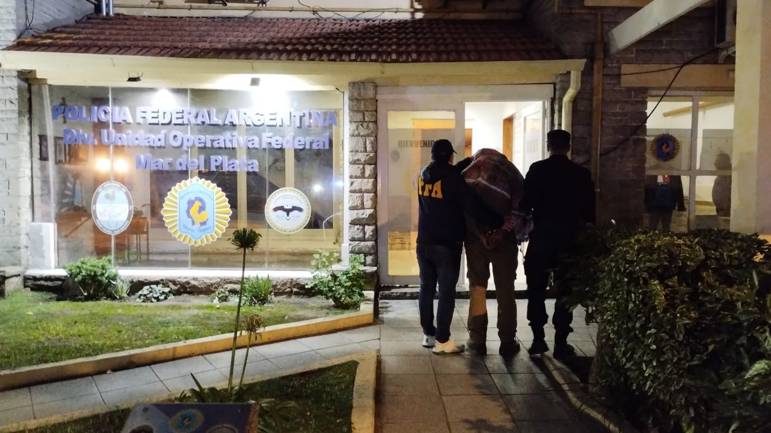 Se detuvo a cuatro hombres y se secuestraron de 79 envoltorios de clorhidrato de cocaína, varias dosis de marihuana