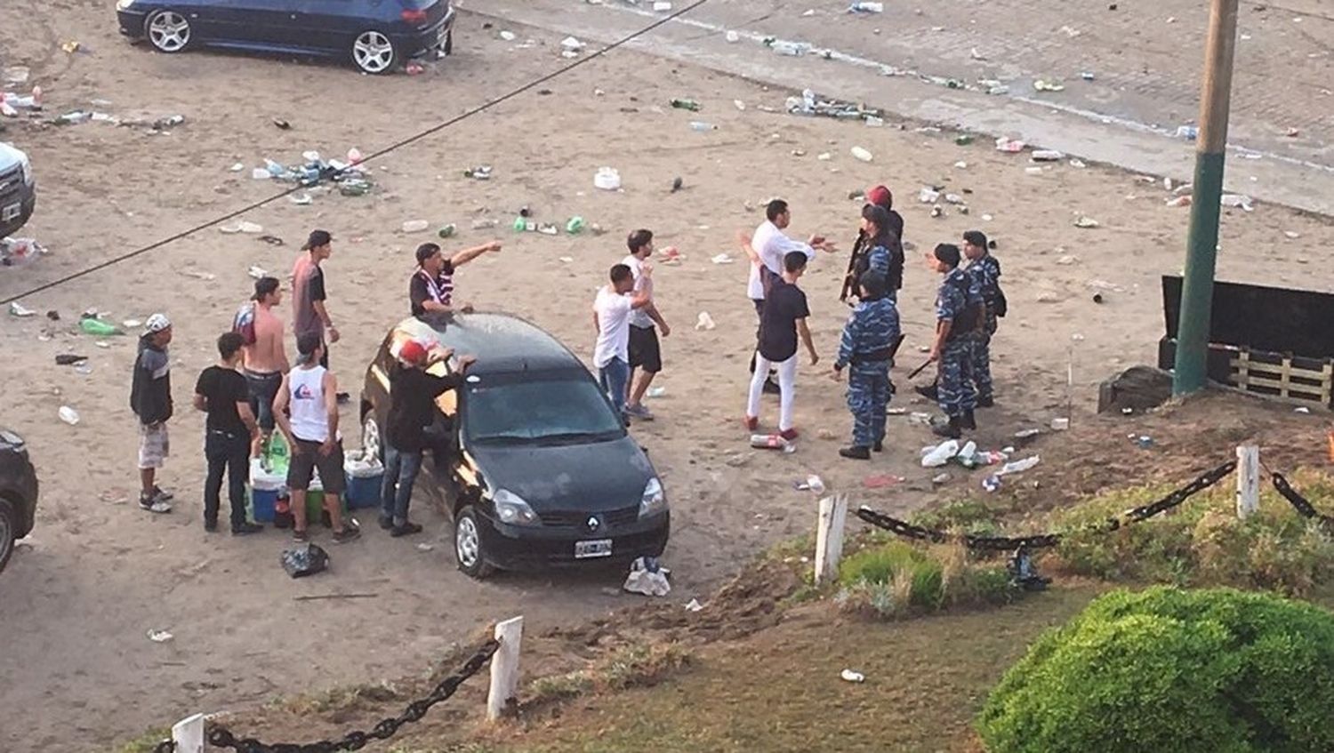 Villa Gesell: batalla campal entre jóvenes y la policía
