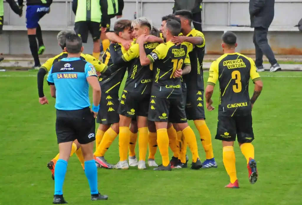 Santamarina ganó de local y sigue subiendo en la tabla