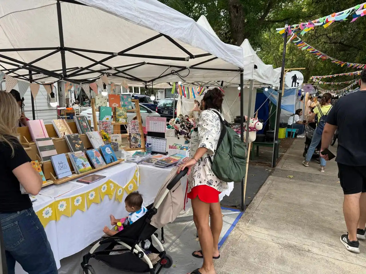 Buena convocatoria en la feria de emprendedores de Plaza Moreno.