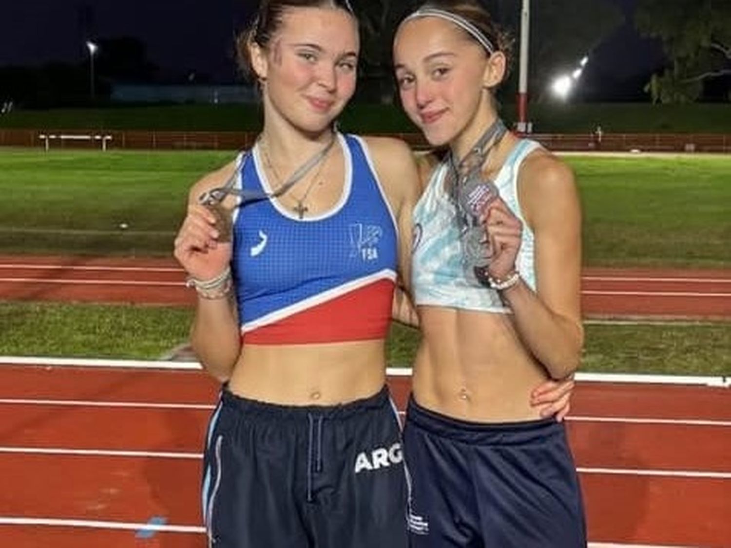 Camila Vilanova (a la izquierda), luciendo su medalla. Foto: MVT