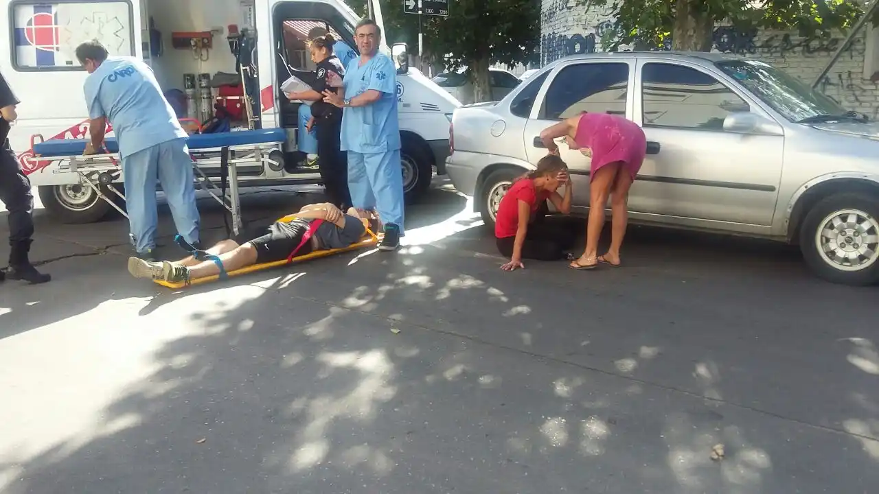 Un hombre golpeó a una mujer por haber atropellado a su hijo