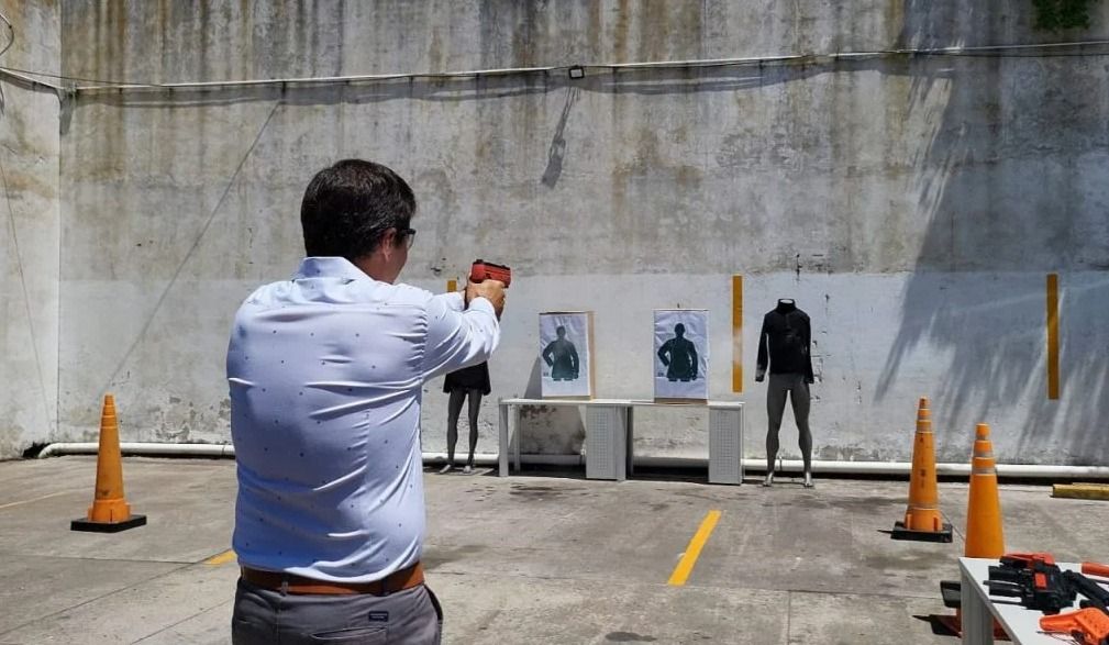 Las pistolas no letales estarán en la calle desde enero 2025