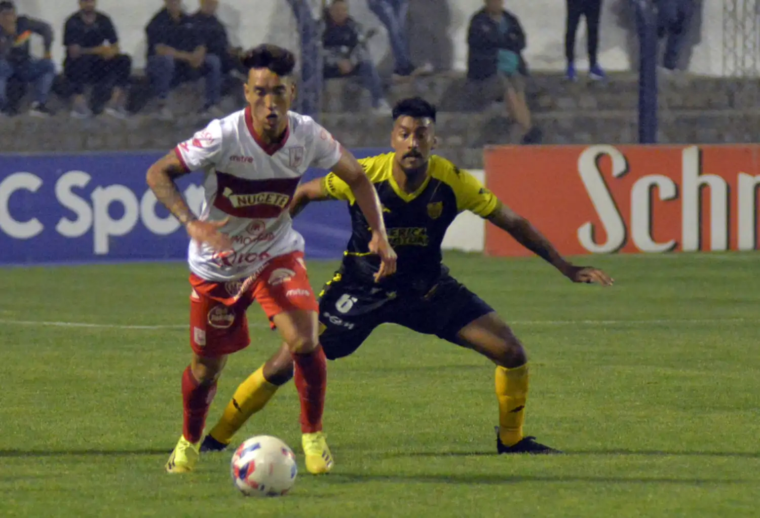 Boolsen, trabajando en la marca en el partido con Deportivo Morón. Será titular en la defensa de Santamarina.