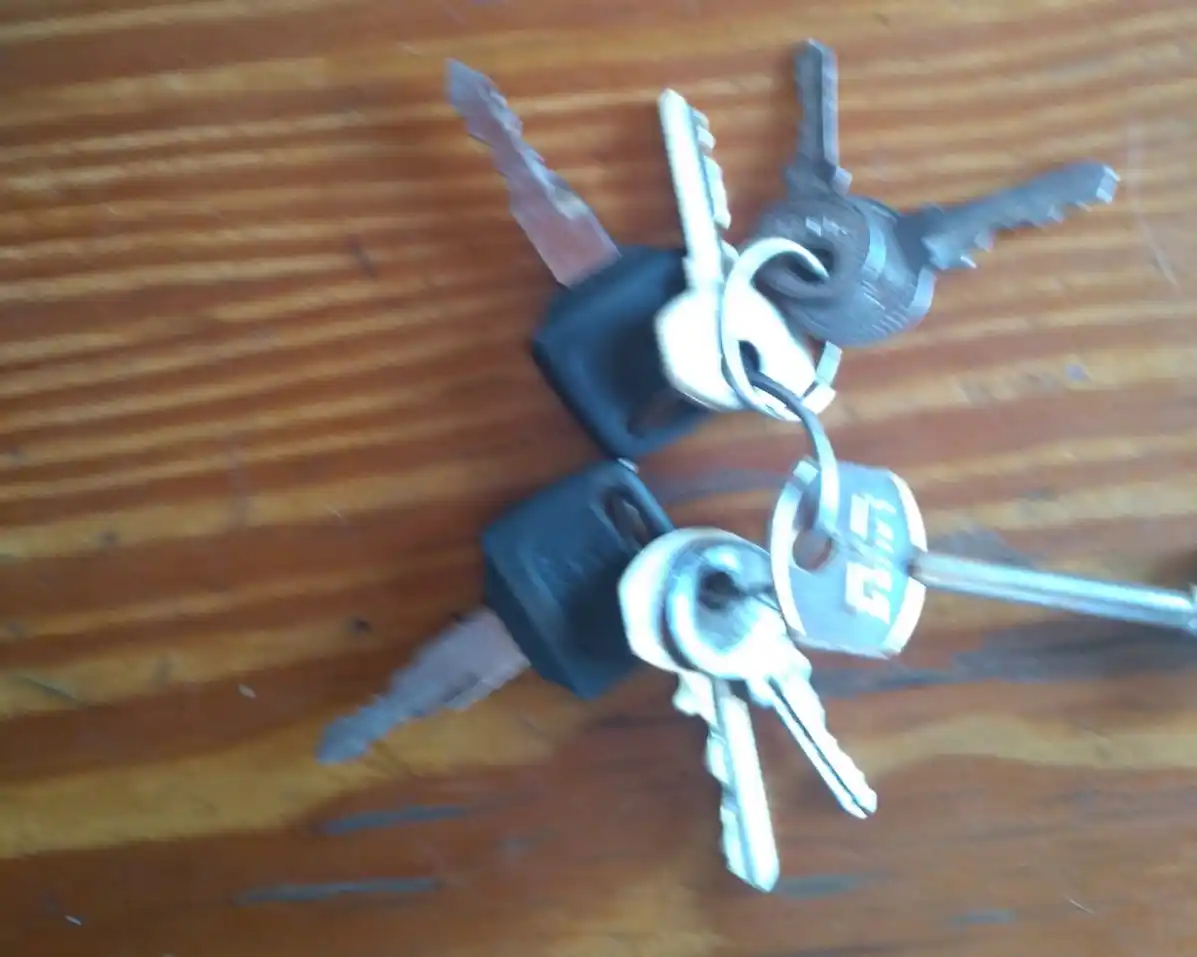 Llaves encontradas en Mitre y Lucio Mansilla