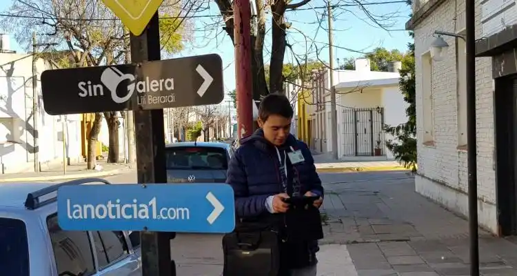 Personal de la empresa que cobra publicidad y propaganda releva carteles en los comercios