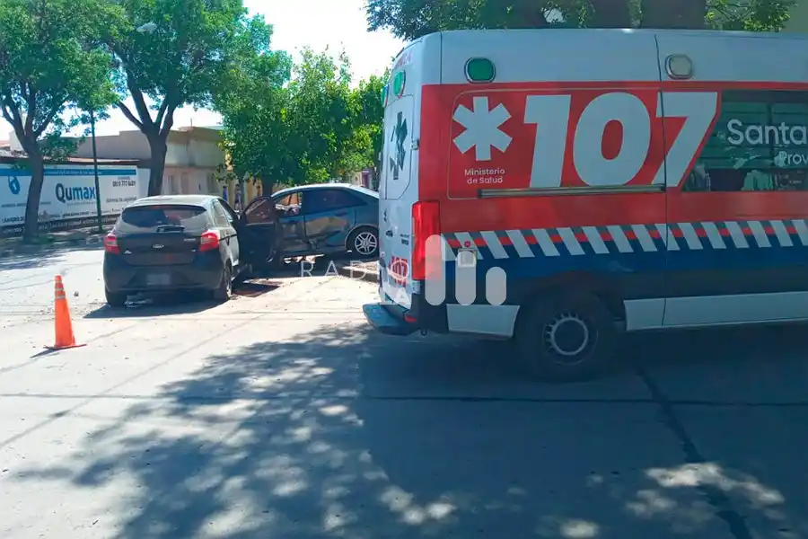 Grave accidente de tránsito en la ciudad terminó con una mujer hospitalizada y con un ataque de nervios