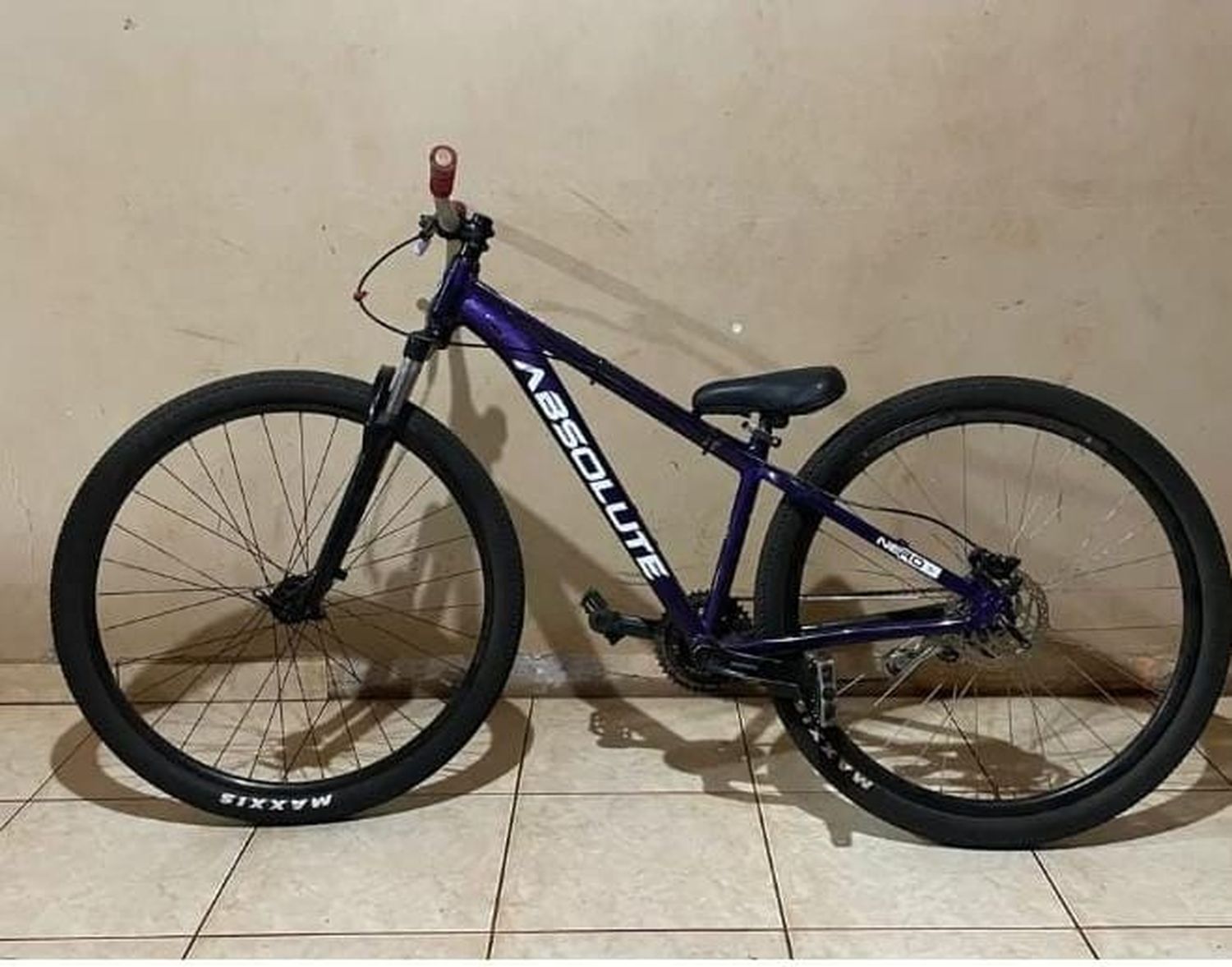 Delincuentes robaron una bicicleta en el estacionamiento de un supermercado