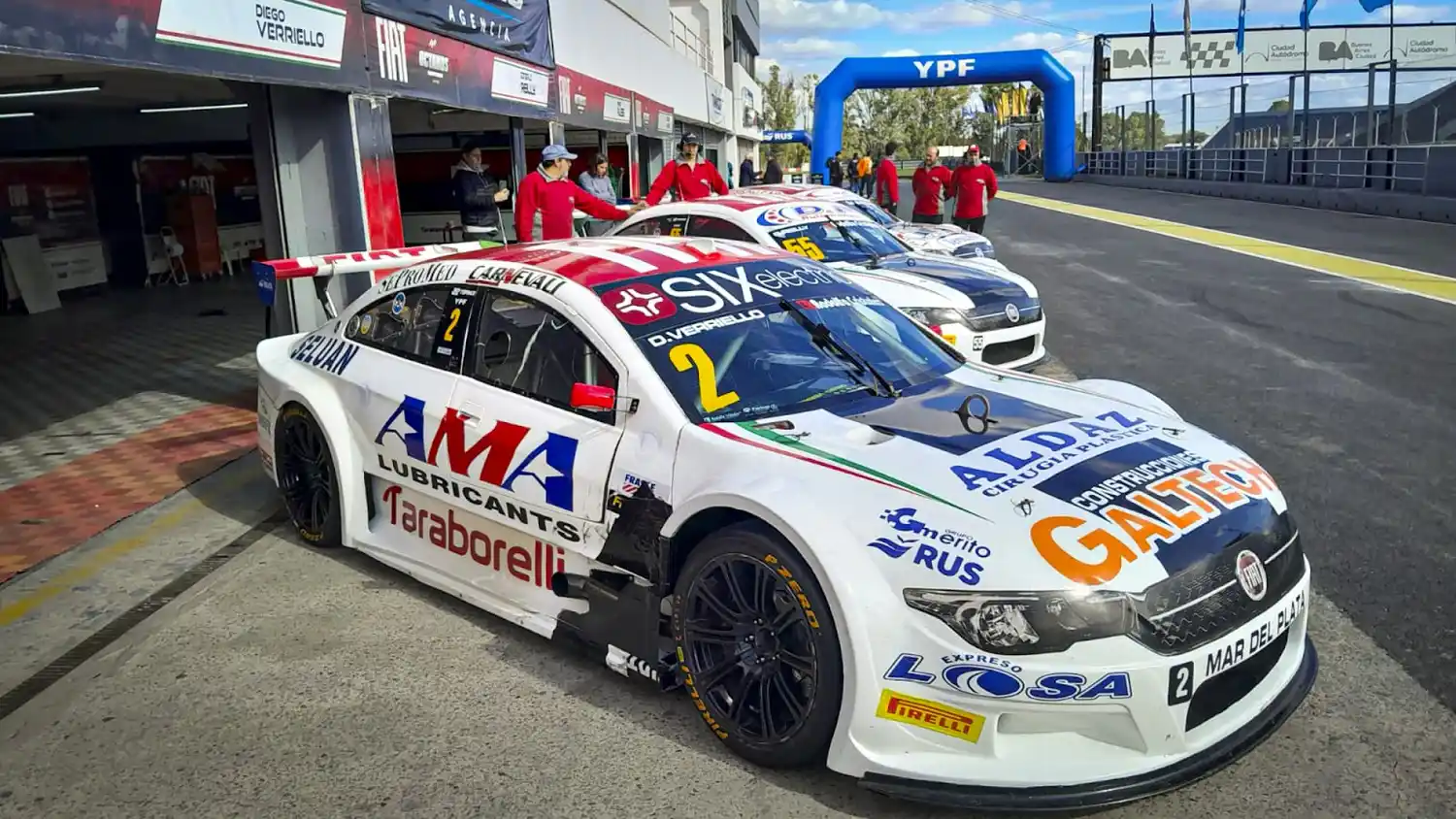 El auto del marplatense Diego Verriello en boxes.