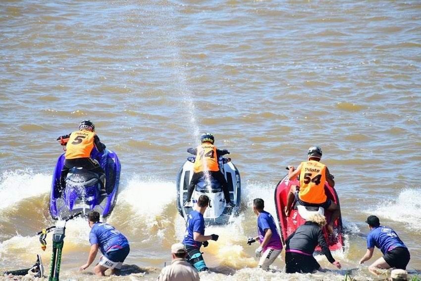 Gran espectáculo de destreza en el río Paraguay