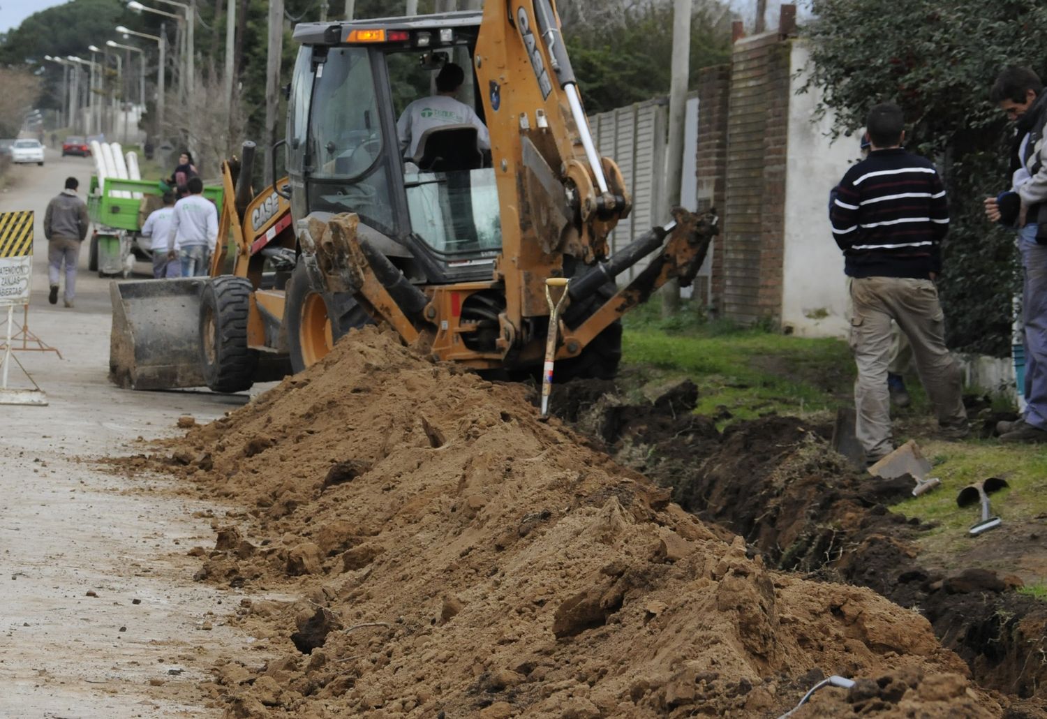 Firmaron el contrato y en los próximos días iniciarán las obras de extensión de la red de agua y cloacas.