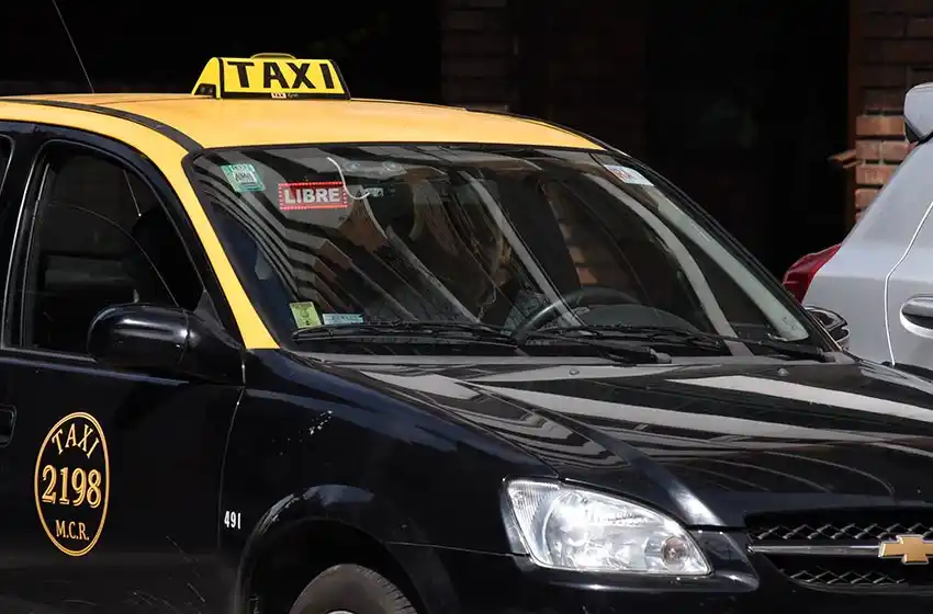 Le robaron el taxi cuando bajó a comprar facturas