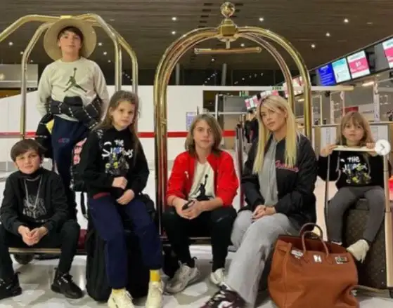 Wanda volvió al país: llegó con sus hijos, sin Icardi y con un mensaje picante para la China