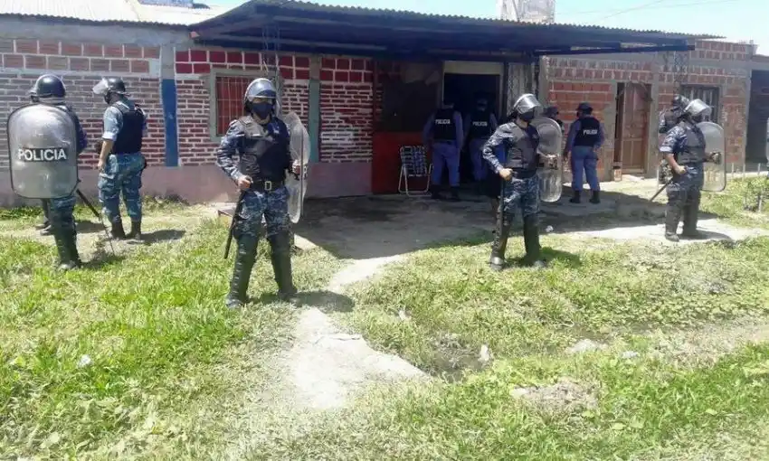 La Policía realizó un allanamiento, detuvo a dos personas y secuestró armas blancas