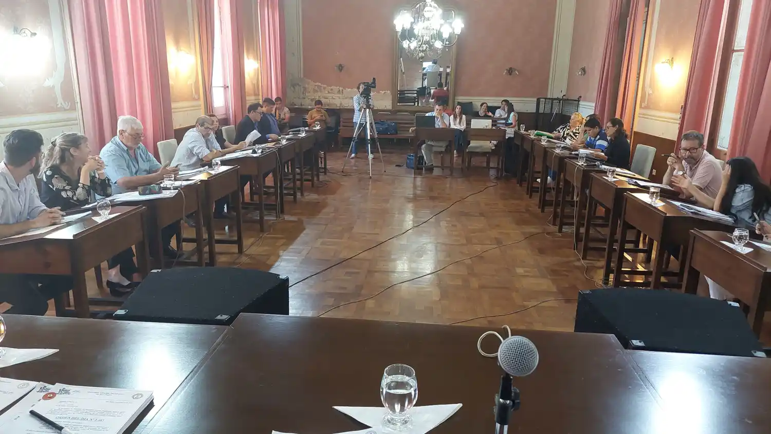 La votación resultó 10 a 8 por la positiva. Foto: La Opinión.