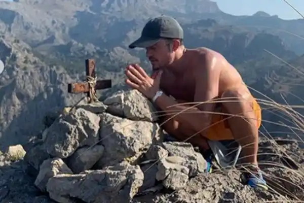 Orlando Bloom pide ayuda con el catalán durante sus vacaciones en Mallorca