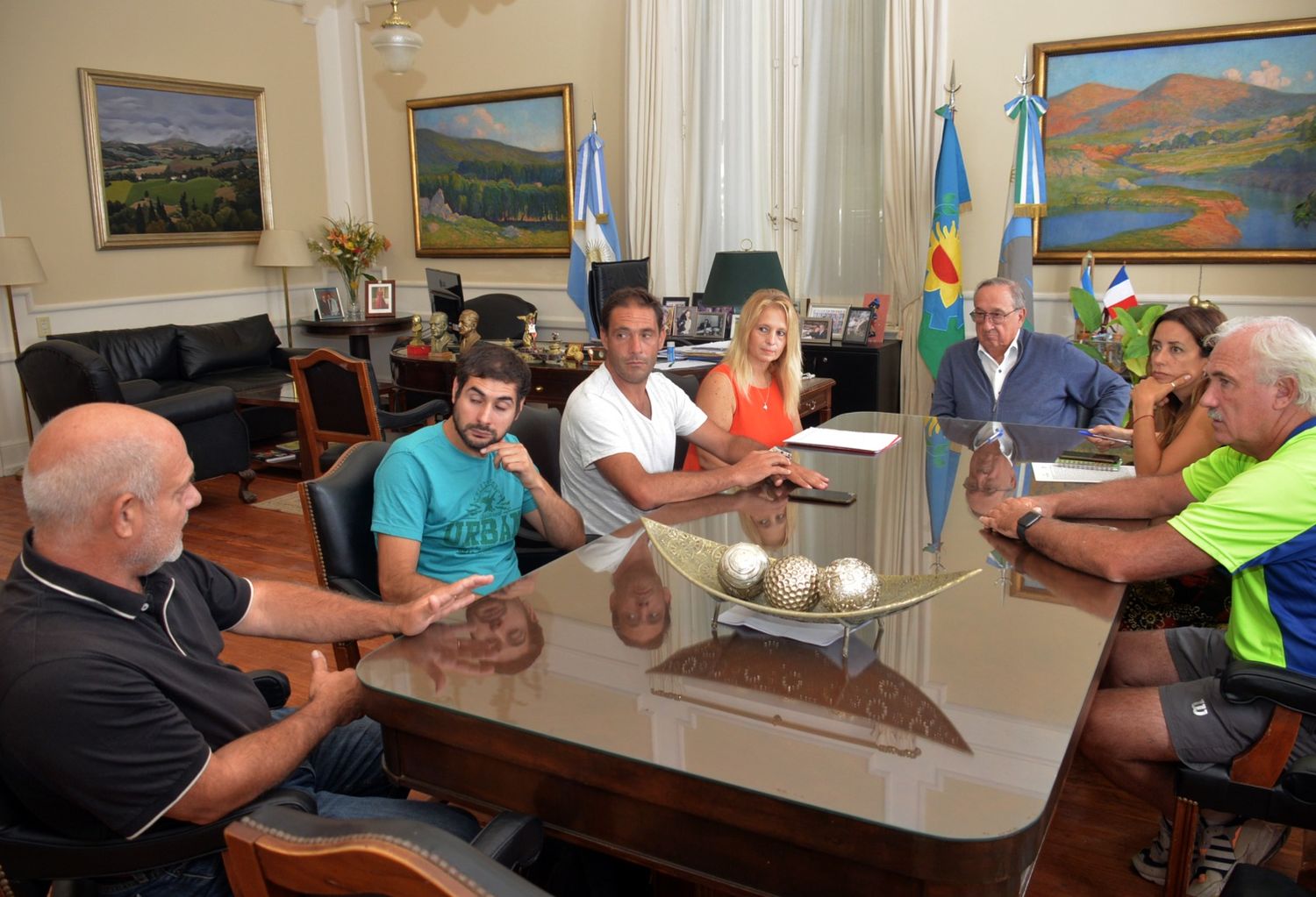 Firmaron el contrato para la instalación del sintético en la pista